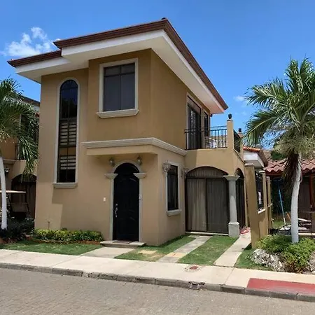 Poolside Home In Gated Community, Walk 2 The Beach